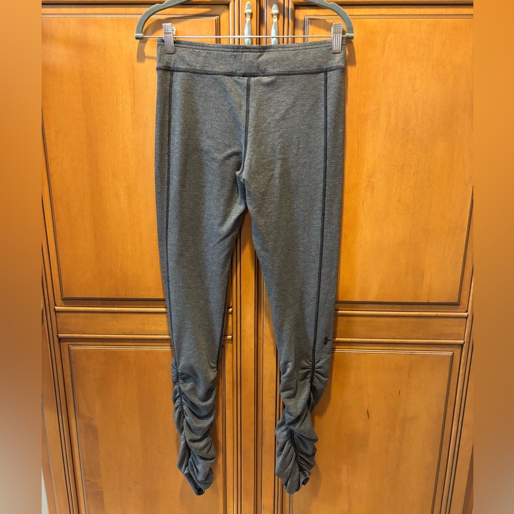Ladies Under Armour Gray Ruched Leggings. Size:S